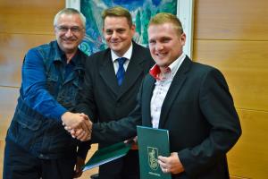 Predstavnik Ministrstva za kmetijstvo in okolje Tomaž Globokar, župan mag. Marko Diaci in izvajalec del Tomaž Hohnjec